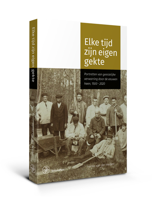 Op de omslag van het boek poseert een achttal mannen, tegen de achtergrond van een bos of een bomengroep met een schop, bezem en houten kruiwagen